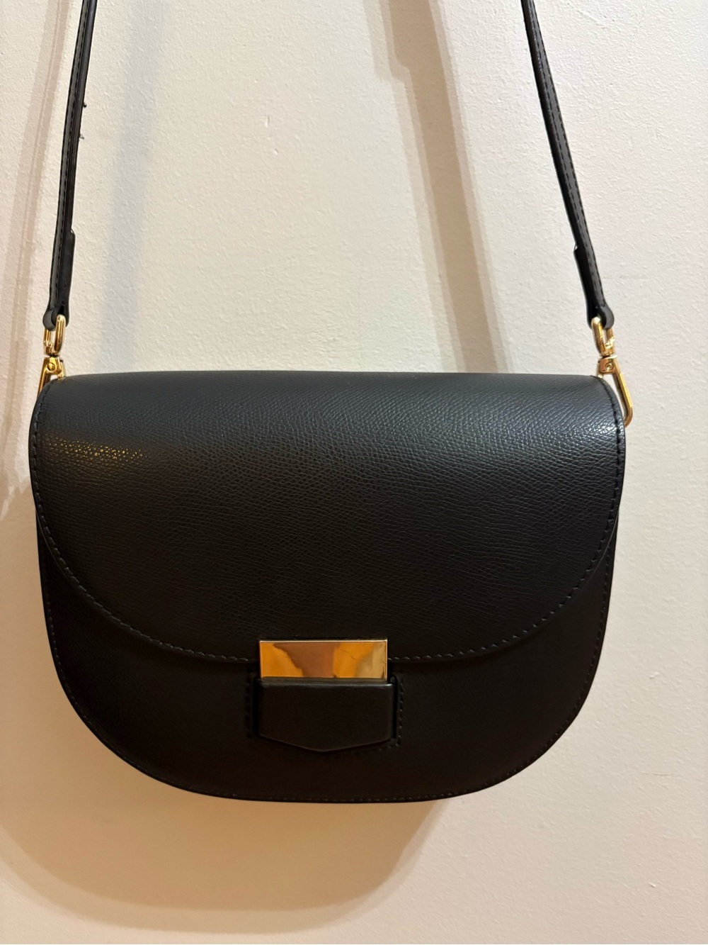 Italian Leather Crossbody Saddle Bag - Camellia Roma brand - Picture 2 of 5